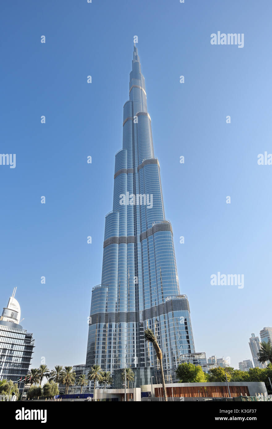 Dubai, Emiratos Árabes Unidos - Oct 7, 2016: el centro de Dubai con el Burj Khalifa torre. Este es el rascacielos más alto de la estructura hecha por el hombre en el mundo, Foto de stock