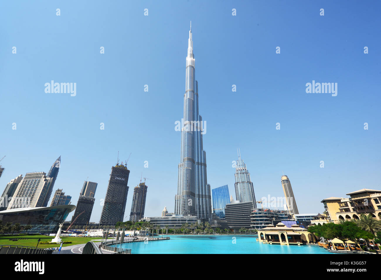 DUBAI, EMIRATOS ÁRABES UNIDOS - Oct 7, 2016: el centro de Dubai con el Burj Khalifa torre. Este rascacielos es la estructura hecha por el hombre más alto del mundo, Foto de stock