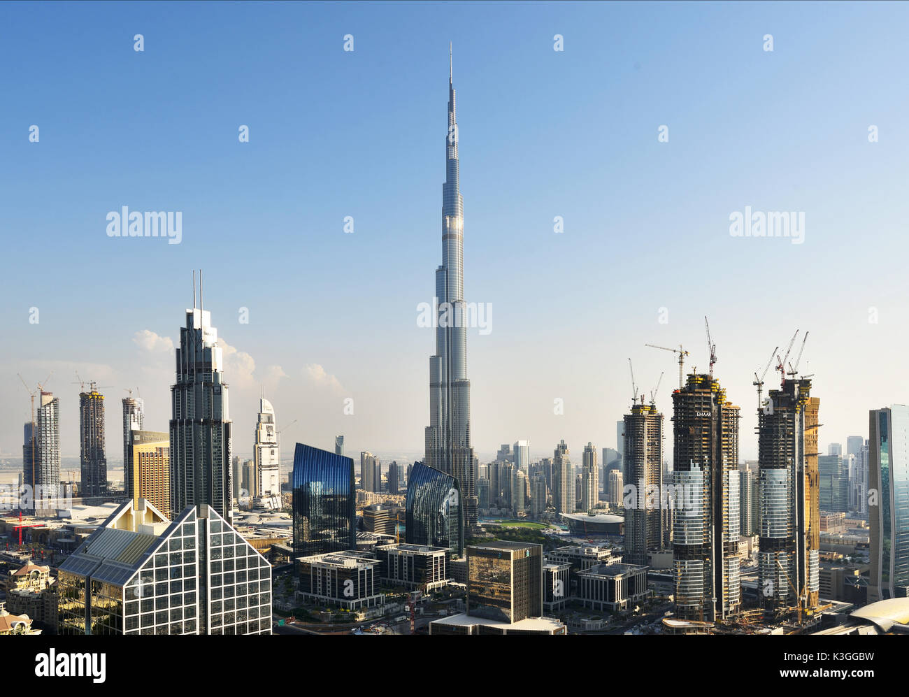 DUBAI, EMIRATOS ÁRABES UNIDOS - Oct 7, 2016: el centro de Dubai con el Burj Khalifa torre. Este rascacielos es la estructura hecha por el hombre más alto del mundo, Foto de stock
