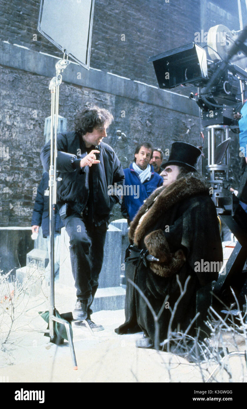 BATMAN RETURNS director Tim Burton con Danny DEVITO como el pingüino Fecha:  1992 Fotografía de stock - Alamy