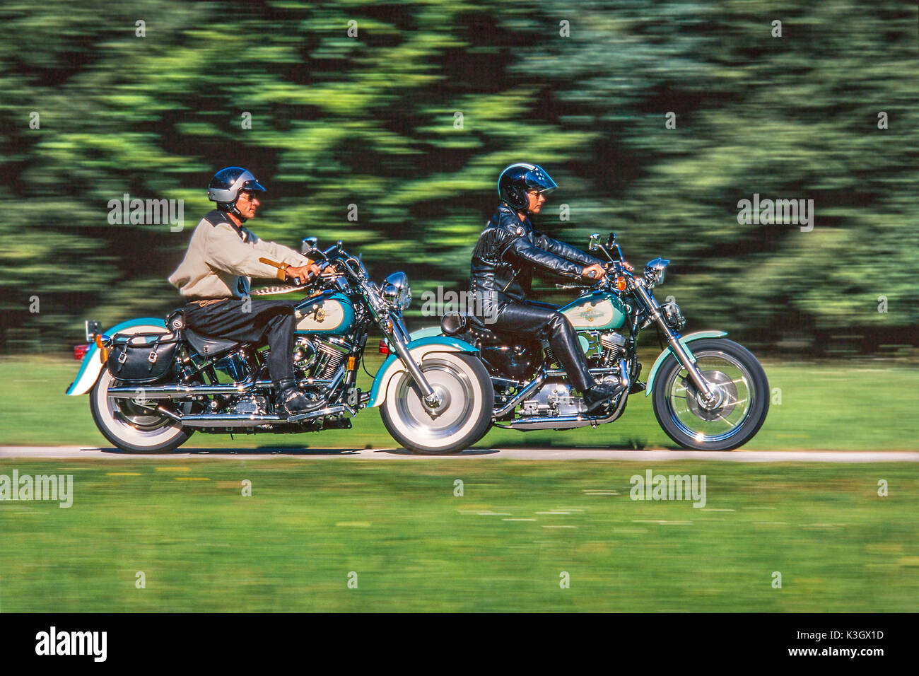 Dos motos Harley Davidson en movimiento Foto de stock