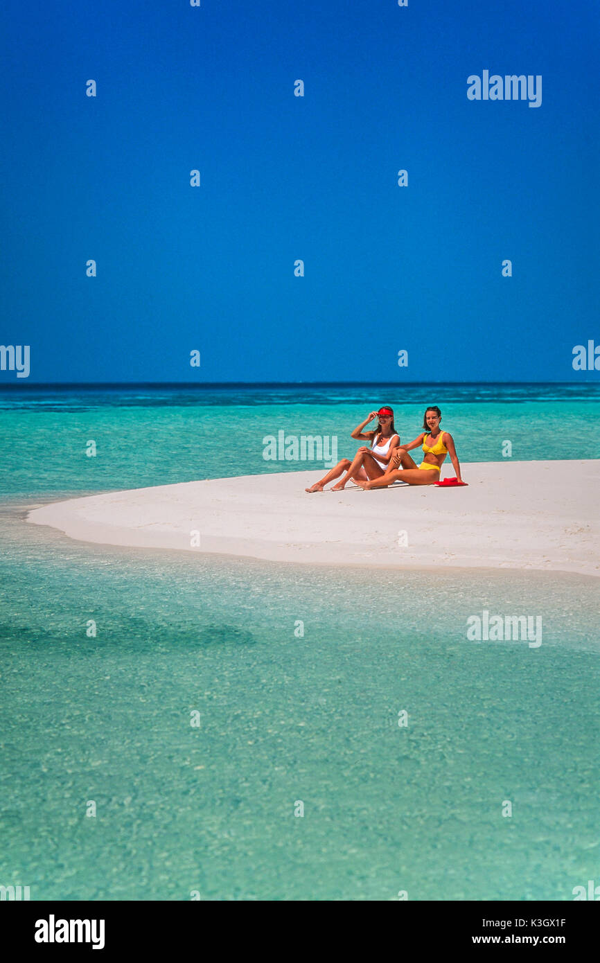 Dos mujeres en una solitaria playa (Maldivas) Foto de stock