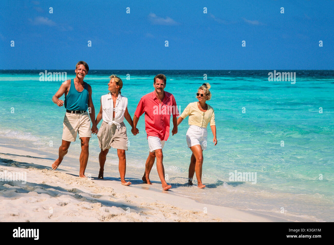 Dos parejas, cerca de la playa andando (Maldivas) Foto de stock