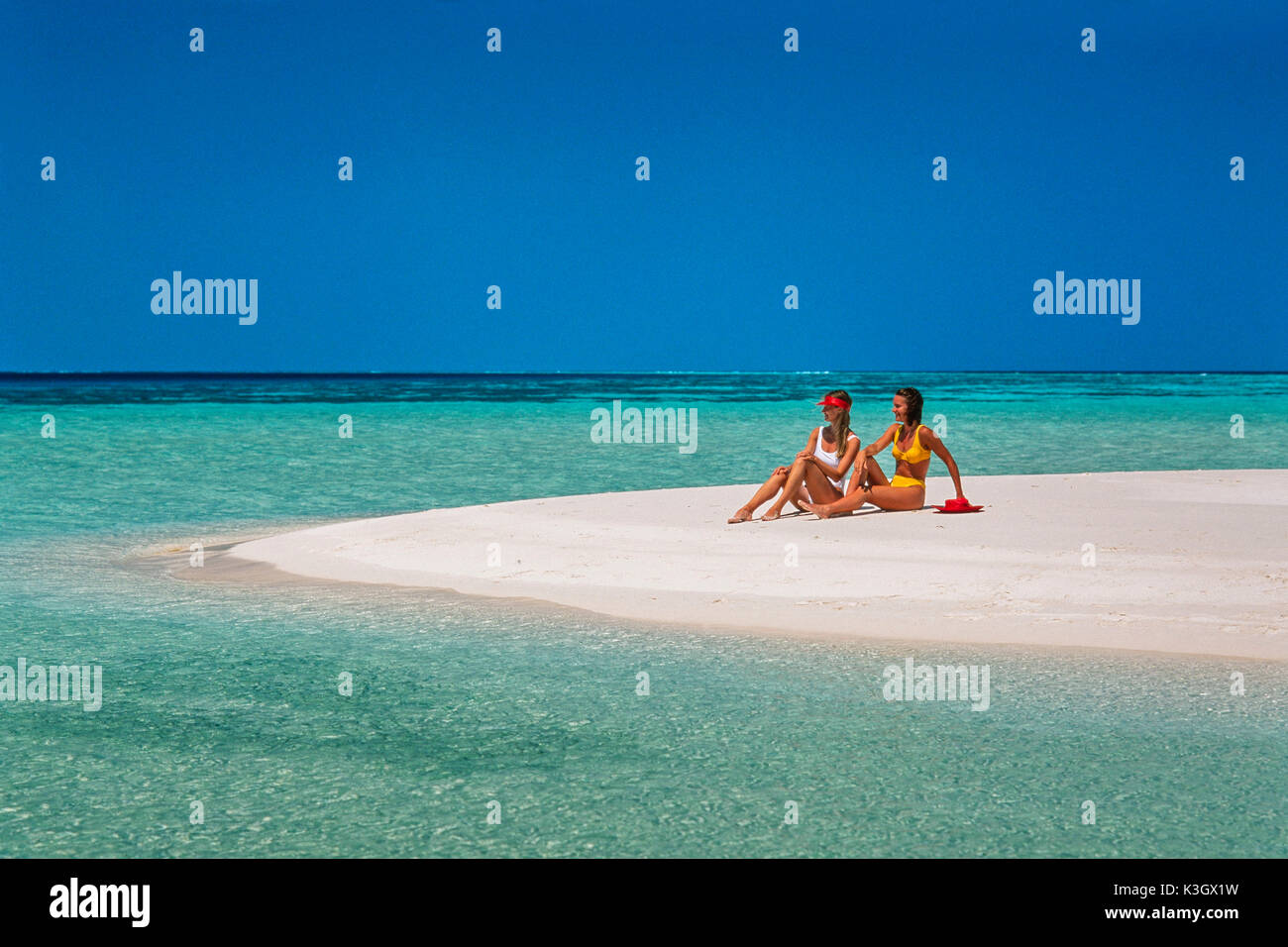 Dos mujeres en una solitaria playa Foto de stock