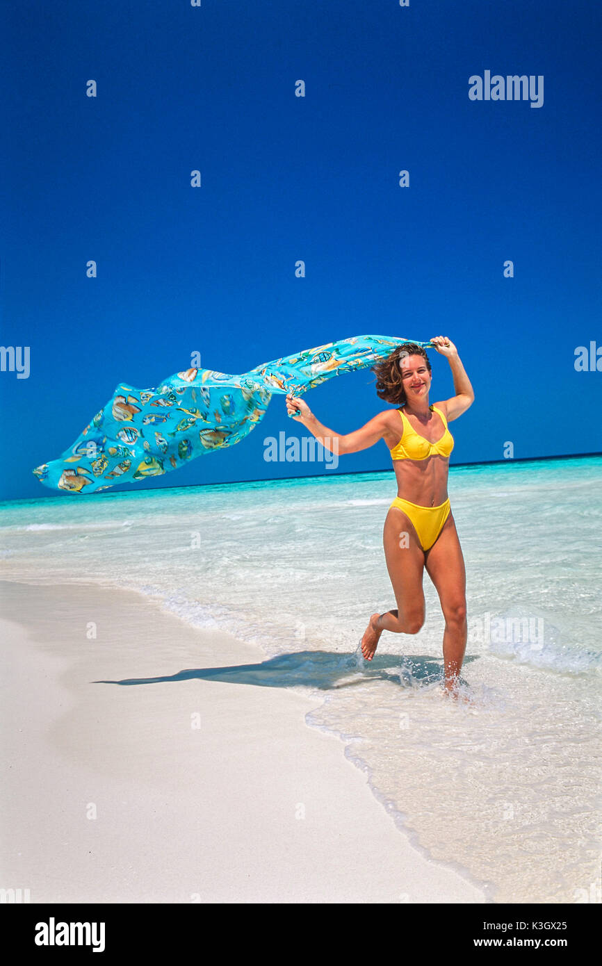 Mujer en la playa con un trapo Foto de stock