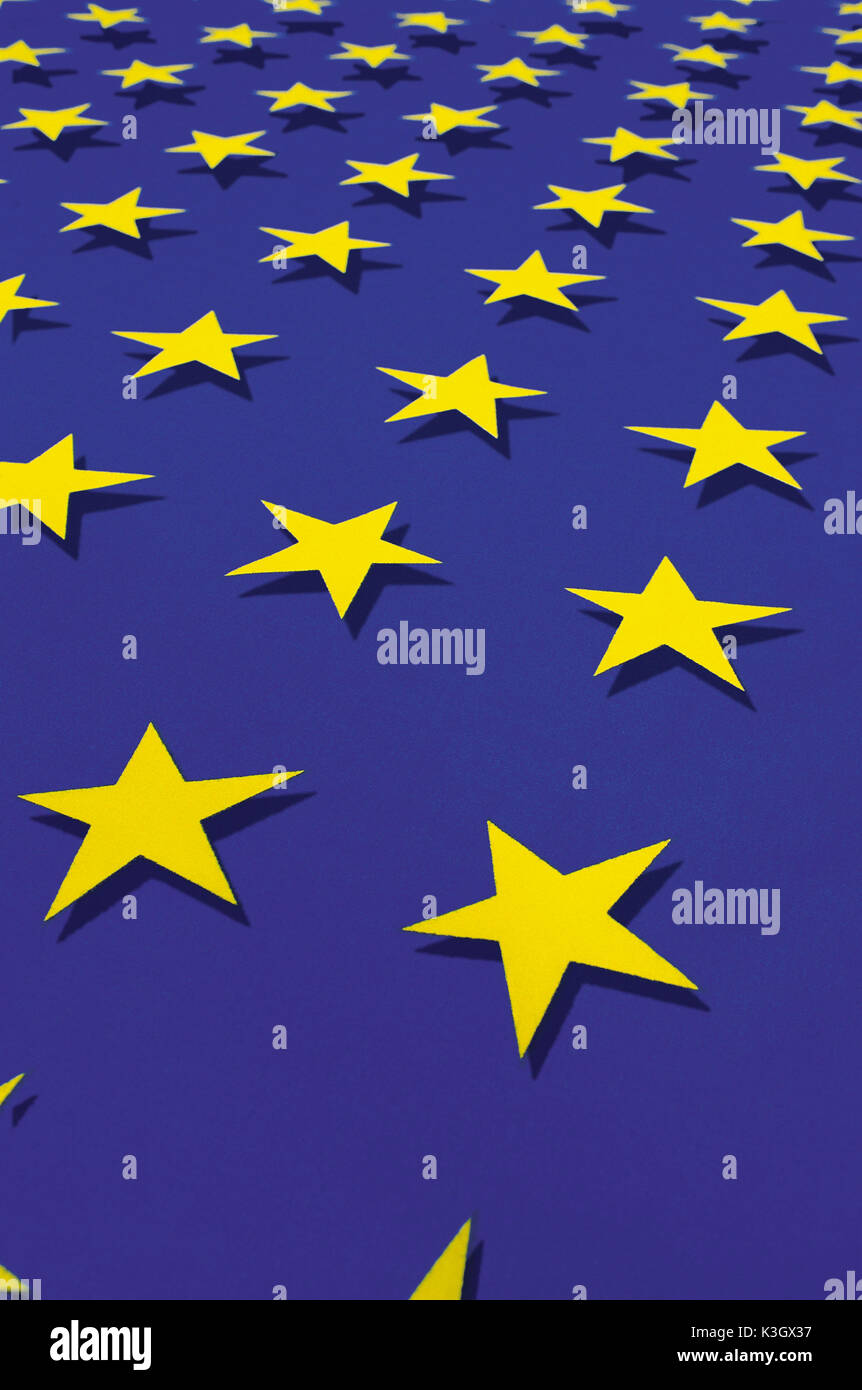 Estrellas amarillas sobre tierra, bandera azul europea Foto de stock