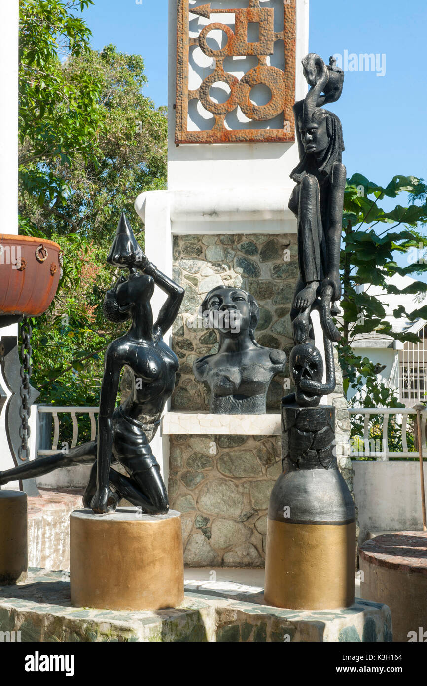 La costa norte de República Dominicana, Sosua, Castillo Mundo King, en 1991 de Rolf Schulz acomoda a esbozar la colección privada de más de 1000 obras de arte desde el vecino estado de Haití. Aquí haitiano esculturas de madera y piedra. Foto de stock