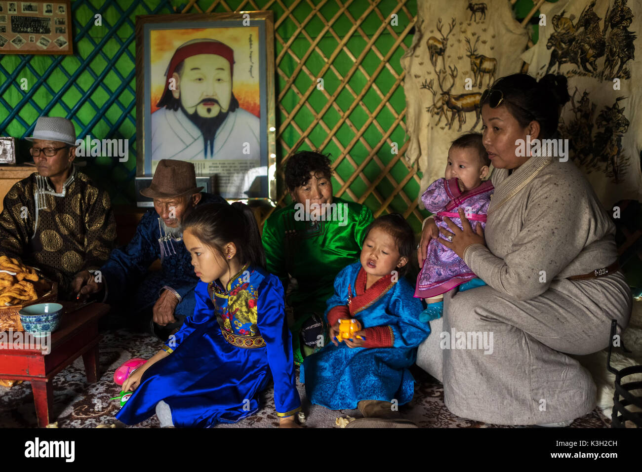 Mongolia interior, China-Julio 26, 2017: familia mongólica vestidos tradicionalmente sentado en su tienda (denominado como yurt). Foto de stock