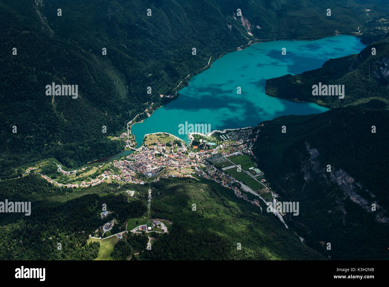 Cerrar Molvenersee Molveno, bañera orilla, acampando en el lago, la montaña de madera, vista aérea, Trentino, Italia Foto de stock