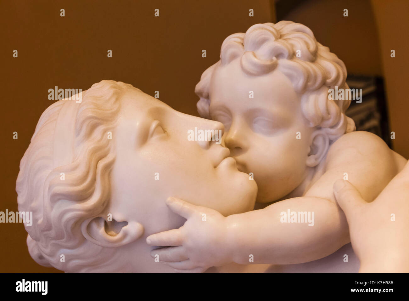 Inglaterra, Londres, Kensington, el museo Victoria y Albert aka V&A, la sala de escultura, estatua de mármol titulado 'Maternal afecto" por Edward Hodges Baily fecha 1837 Foto de stock