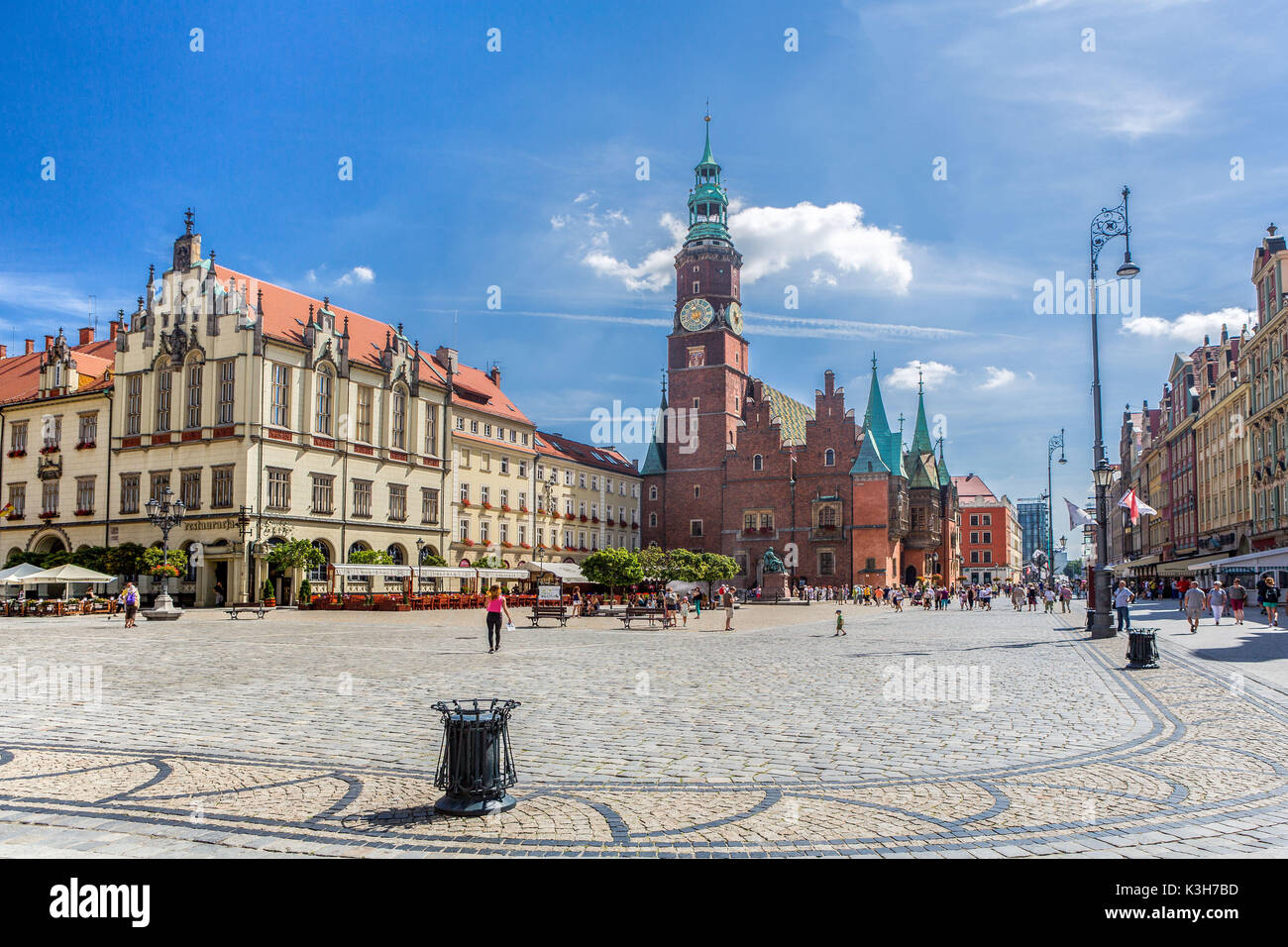 La ciudad de Wroclaw, Polonia, Market Square, el edificio del Ayuntamiento, el Rynek Fredro monumento. Foto de stock