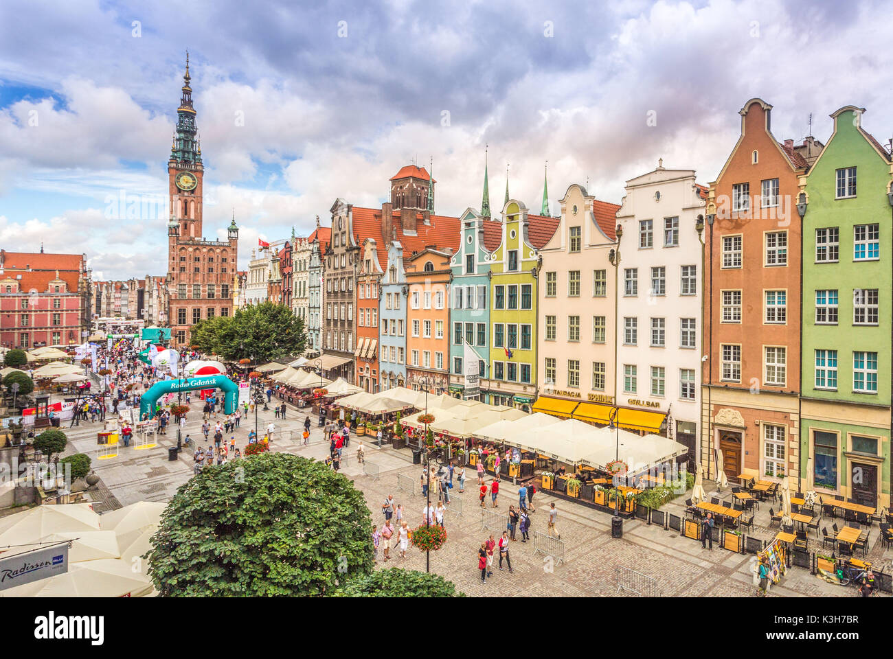 La ciudad de Gdansk, Polonia, larga plaza del mercado , la torre del Ayuntamiento Foto de stock