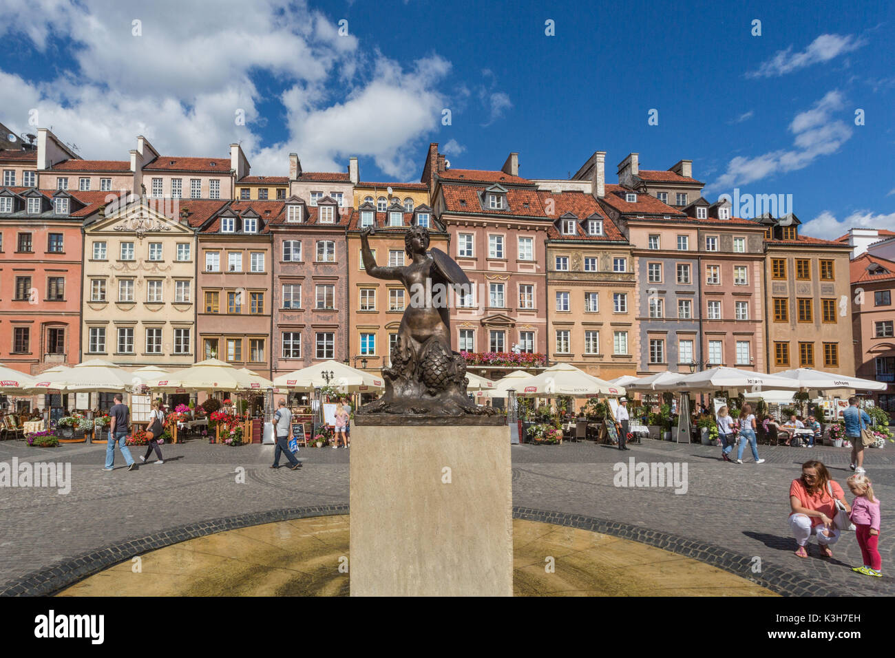 Polonia, Warzaw ciudad, Plaza de la Ciudad Vieja, la estatua de la sirena Foto de stock