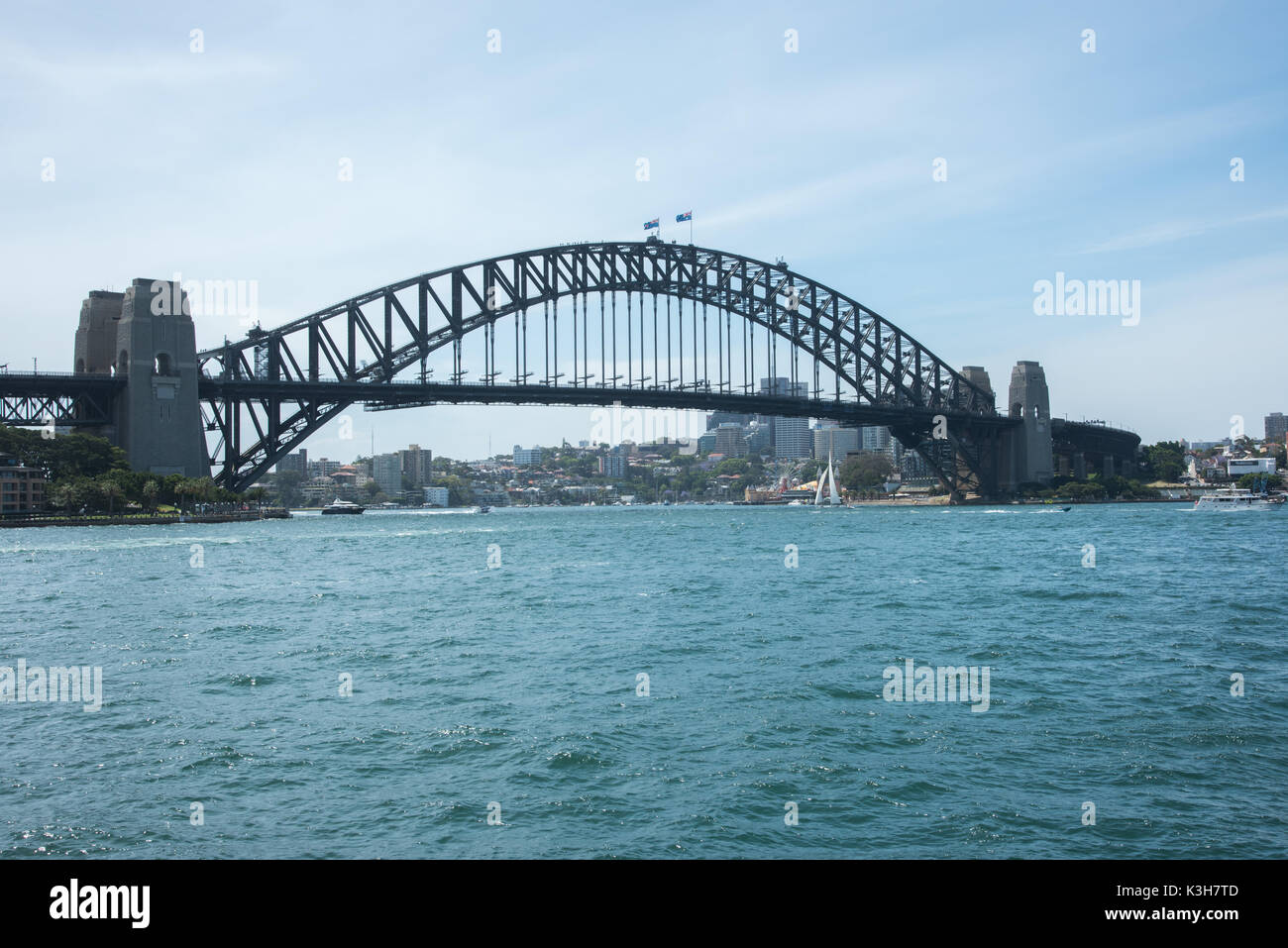 SYDNEY, NSW, Australia de noviembre 20,2016: Sydney Harbour Bridge con embarcaciones náuticas, Luna Park y el waterfront arquitectura en Sydney, Australia Foto de stock