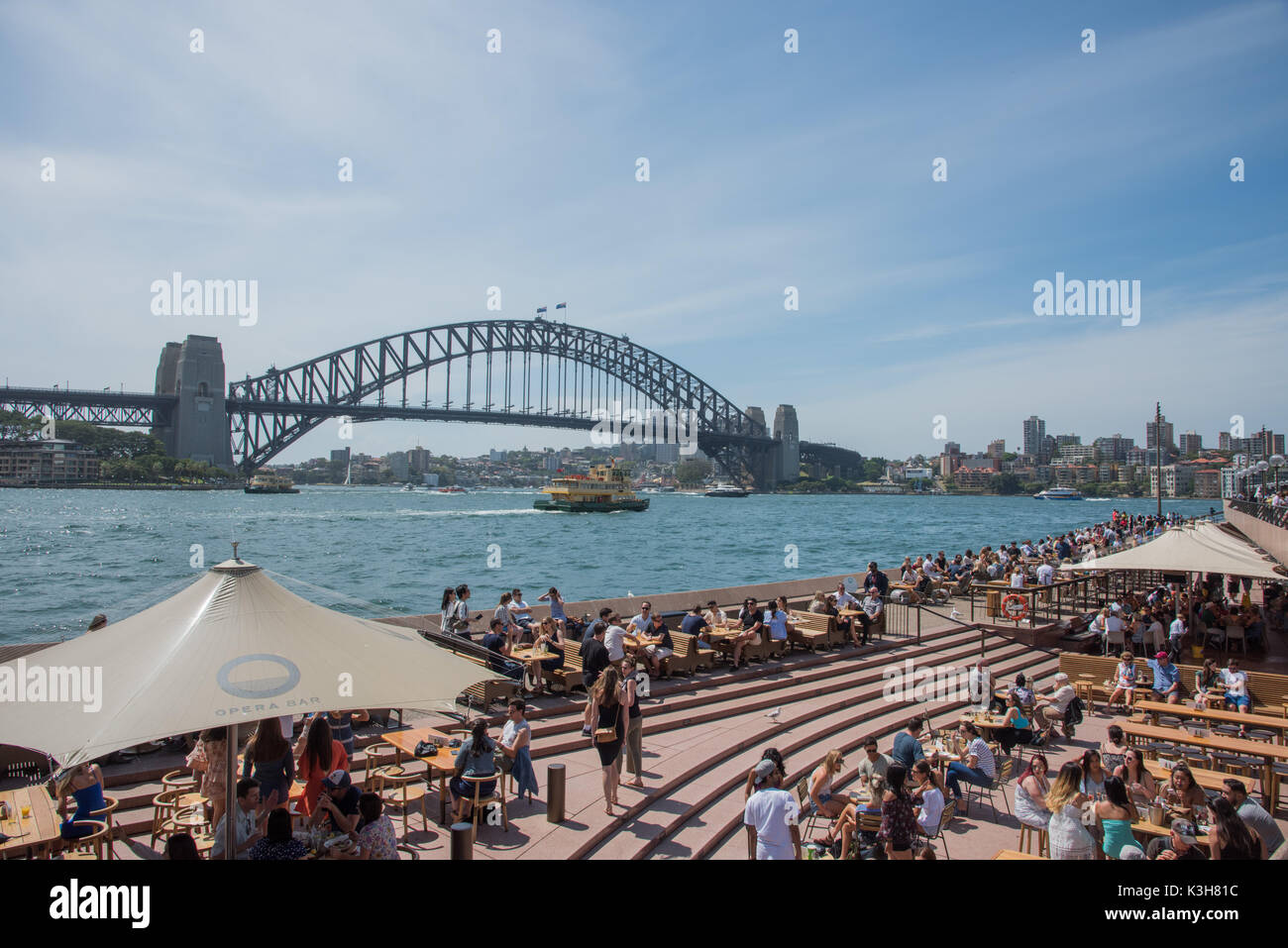 SYDNEY, NSW, Australia de noviembre 20,2016: Las multitudes en la Casa de la Opera de Sydney Harbour Bridge Bar con vistas y barcos en Sydney, Australia Foto de stock