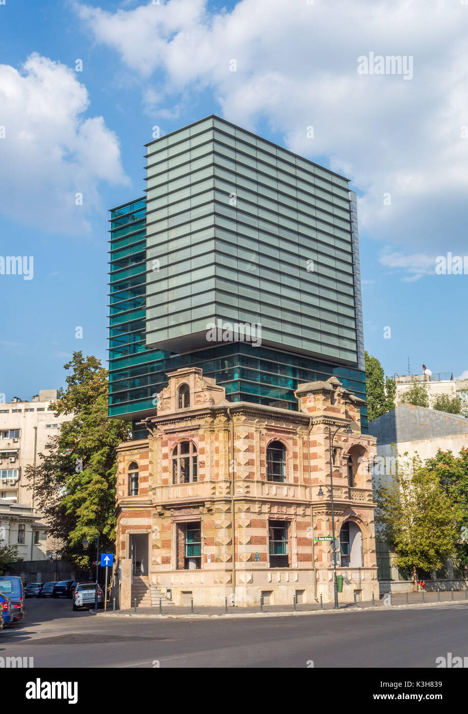 Ciudad de Rumania, Bucarest, cerca de la plaza de la Revolución, el contraste Foto de stock