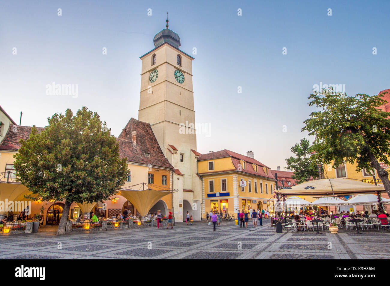 La ciudad de Sibiu, Rumania, Mare Plaza, Torre Sfatului Foto de stock