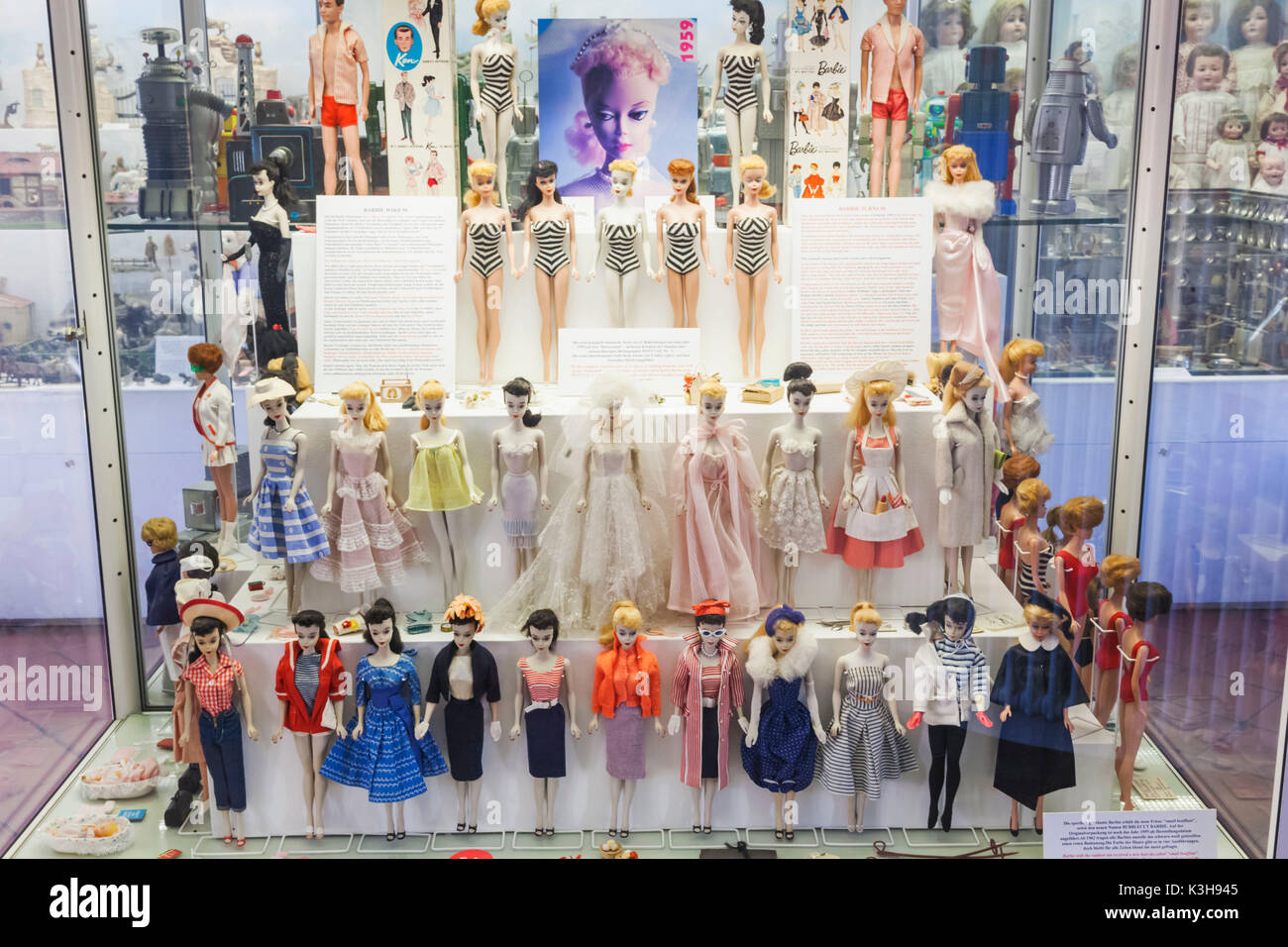 Exhibit of vintage barbie dolls fotografías e imágenes de alta resolución -  Alamy