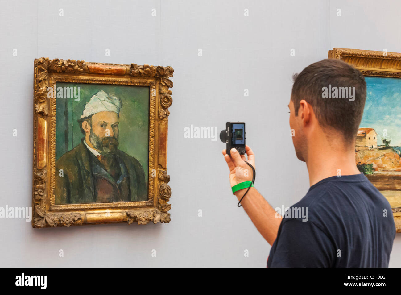 Alemania, Baviera, Munich, la Nueva Pinacoteca Museo (Neue Pinakothek), visitante toma de fotografía de obras de arte con el iPhone Foto de stock