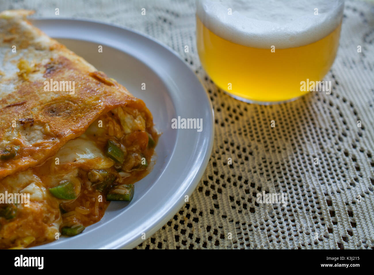 Closeup en desayuno mexicano Quesadilla en placa y mantel blanco servido  con cerveza - Concepto de comida étnica Fotografía de stock - Alamy