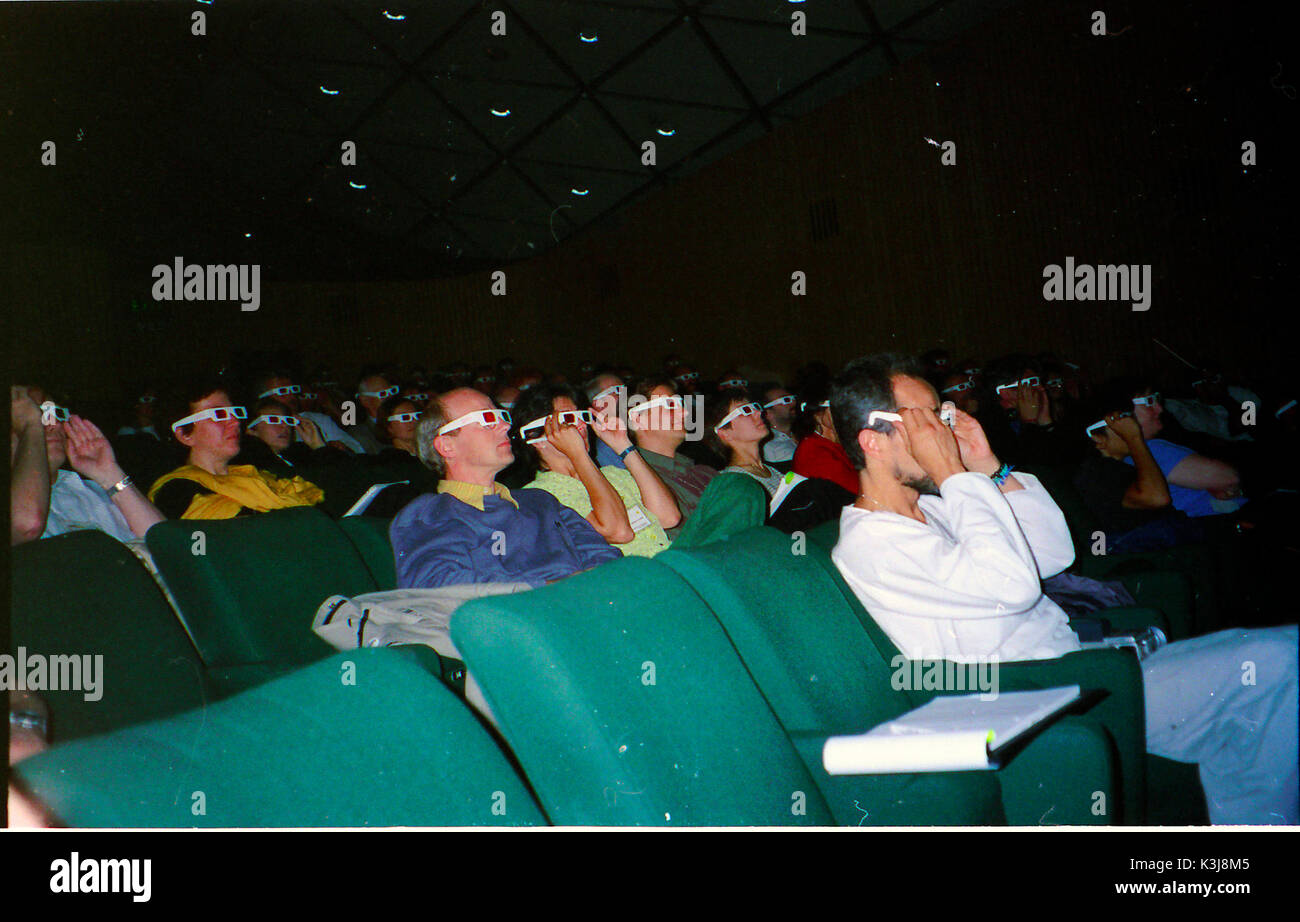 Un público viendo una película de dimensión 3 en el National Film Theatre de Londres Foto de stock