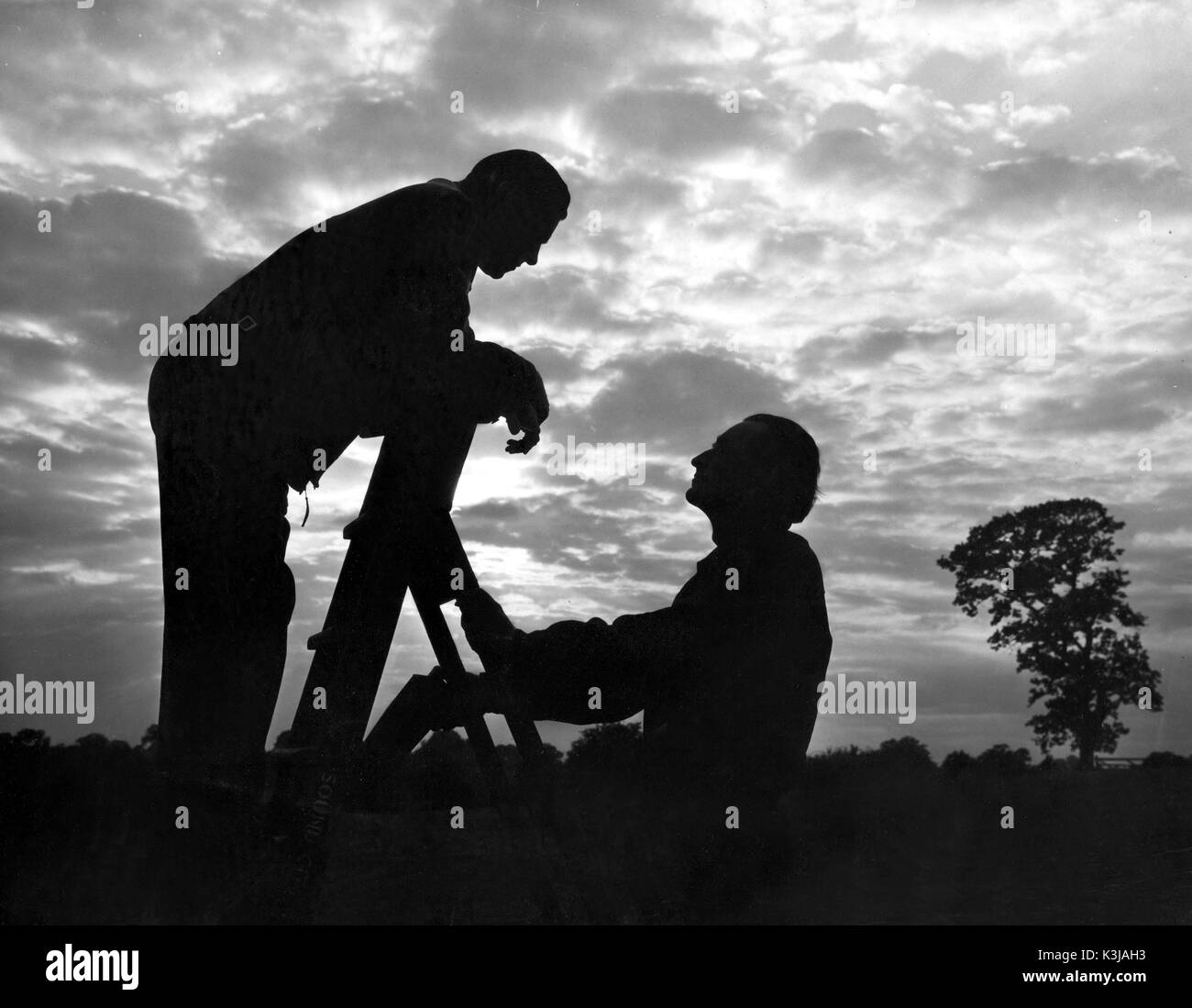 El director de fotografía Jack HILDYARD y director David Lean sobre la ubicación a Seaford cabeza mientras dispara la barrera del sonido Foto de stock