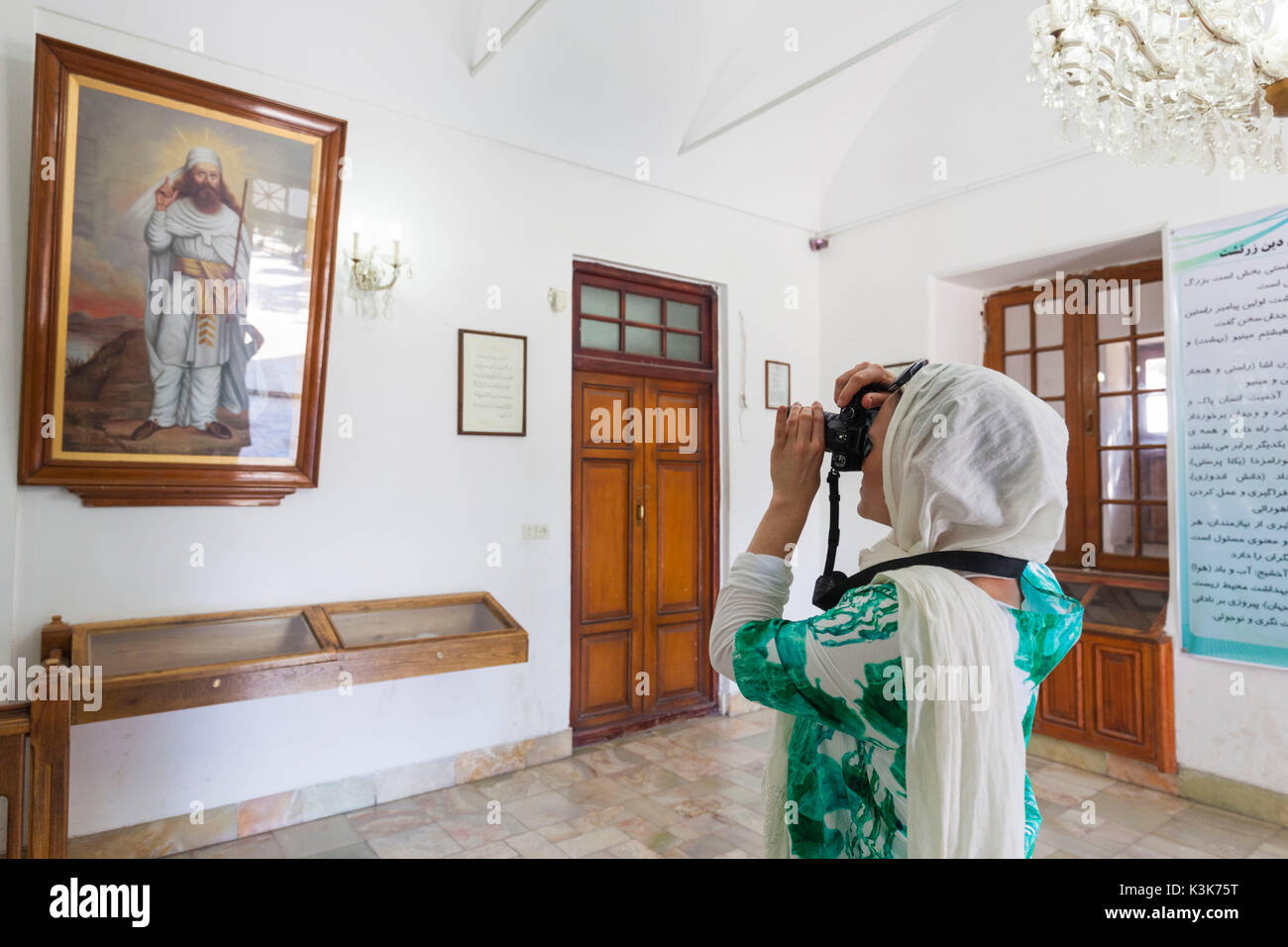 Irán, en el centro de Irán, Yazd, Ateshkadeh zoroástrica, Templo de fuego, retrato de Zaratustra, profeta y mujer fotógrafo Foto de stock