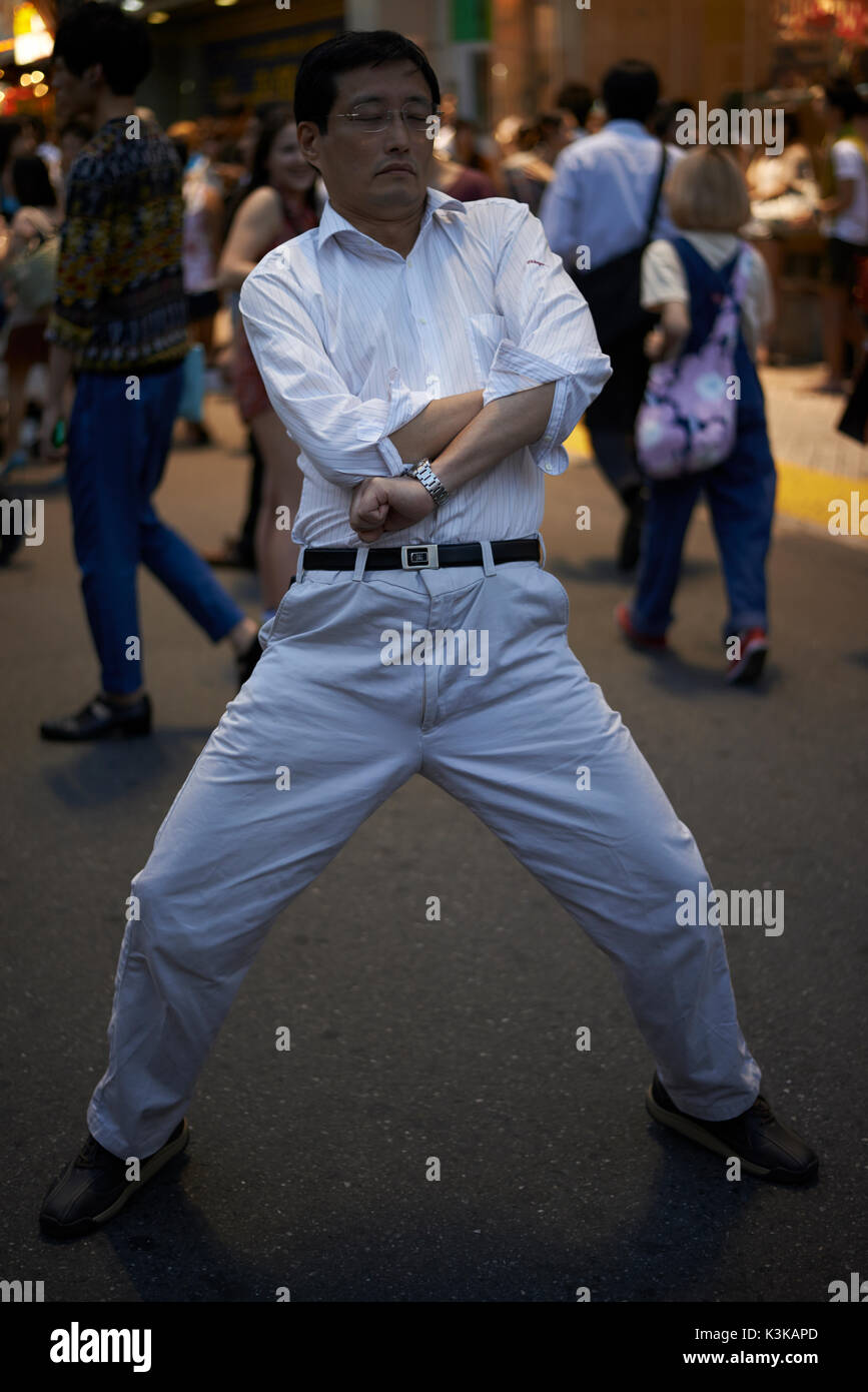 Grasa Polinizar activación Hombre japonés realiza un baile en la calle Fotografía de stock - Alamy
