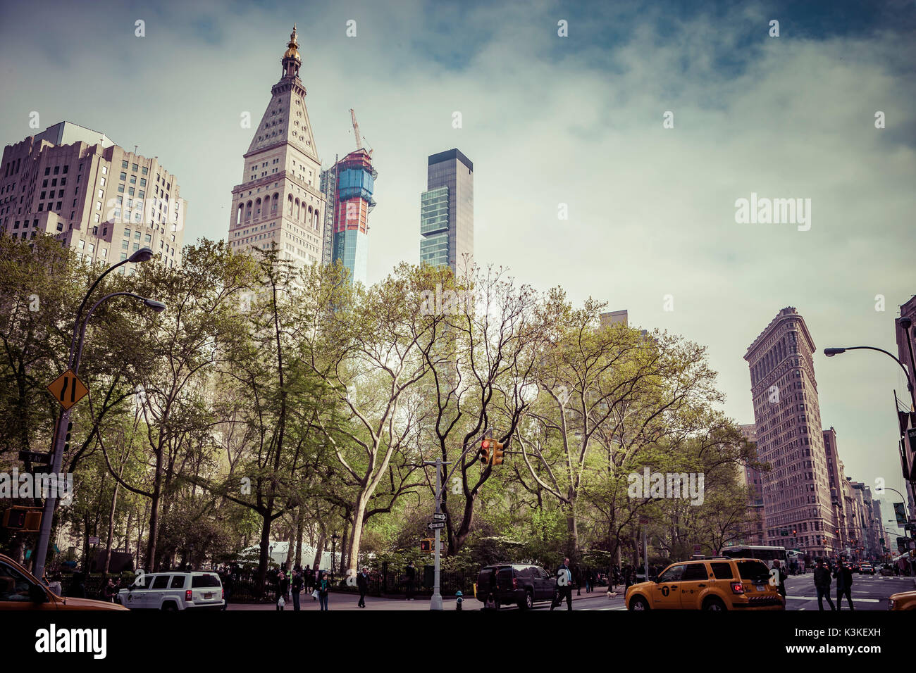 Típico paisaje urbano de Nueva York, personas y vehículos en la Quinta Avenida, el Edificio Flatiron, Manhattan, Nueva York, EE.UU. Foto de stock