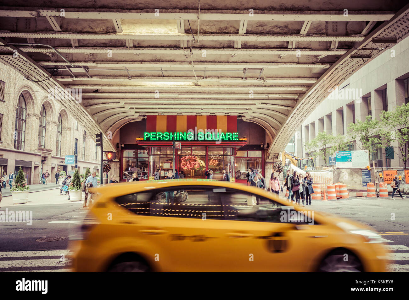 Cafe en el Pershing Square, Grand Central Station y terminal, debajo del puente, la gente ocupada, Manhattan, Nueva York, EE.UU. Foto de stock