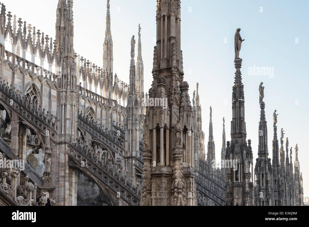 En el tejado del Duomo di Milano, entre el mármol blanco spiers, Milano, Lombardia, Italia. Foto de stock