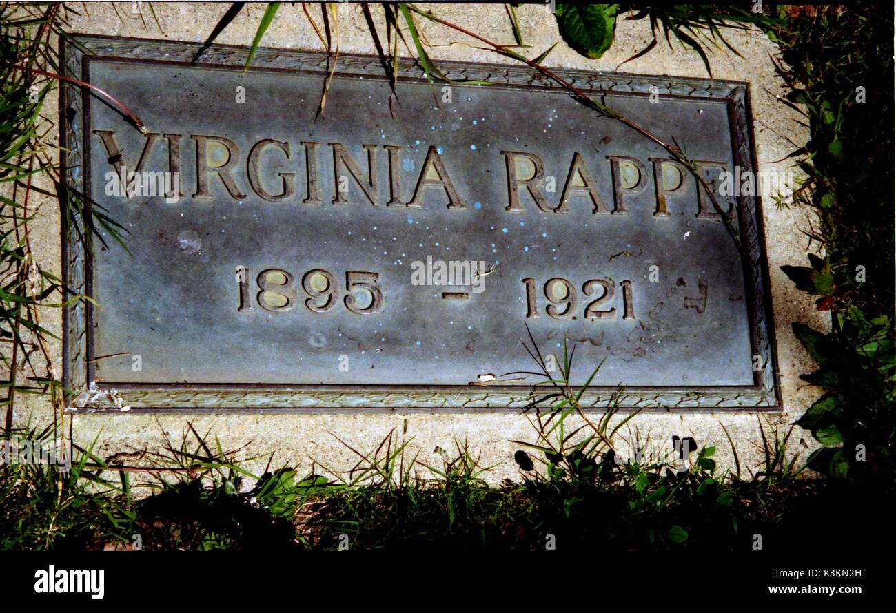 Tumba de VIRGINIA RAPPE en el cementerio de Hollywood, Los Angeles. Mueren de lesiones aparentemente infligidas durante una fiesta celebrada por el cómico ROSCOE "fatty" ARBUCKLE. Informó de su amante y novia, director de cine Henry "Pathe" LEHRMAN está enterrado en una parcela adyacente Foto de stock