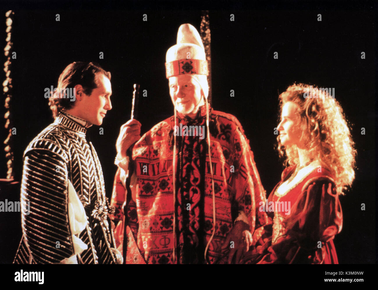 Libros de Próspero (FR / TI / NL /br / JAP 1991) L-R: MARK RYLANCE como Ferdinand, John Gielgud como Prospero, Isabelle pasco como Miranda Foto de stock