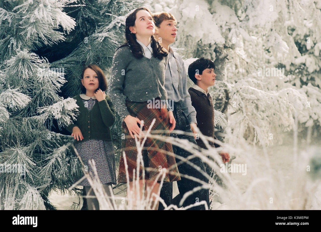 Las CRÓNICAS DE NARNIA: EL LEÓN, LA BRUJA Y EL ARMARIO [US / BR 2005] (L-R) Georgie Henley, ANNA POPPLEWELL, William Moseley, Skandar Keynes Fecha: 2005 Foto de stock