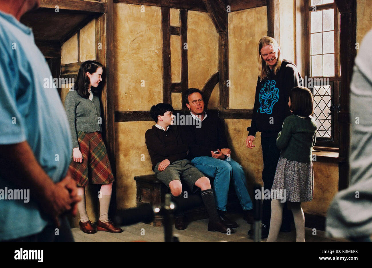 Las CRÓNICAS DE NARNIA: EL LEÓN, LA BRUJA Y EL ARMARIO [US / BR 2005] (L-R), ANNA POPPLEWELL, Skandar Keynes, el Productor Mark Johnson, Director Andrew Adamson, Georgie Henley Fecha: 2005 Foto de stock