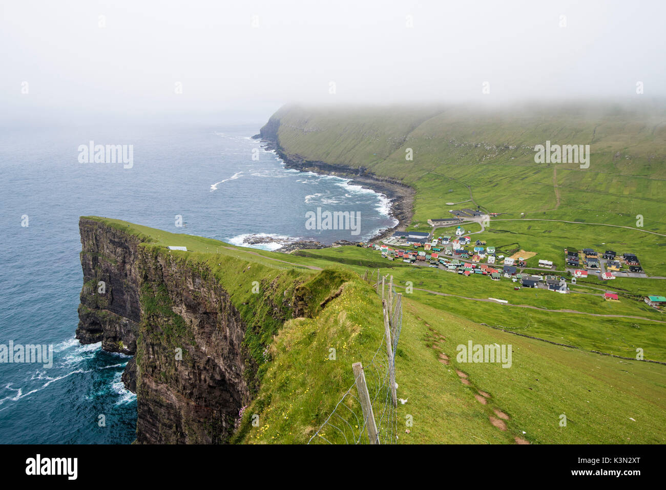 Eysturoy Gjogv, isla, Islas Feroe, Dinamarca. Pueblo, visto desde la cima de los acantilados. Foto de stock