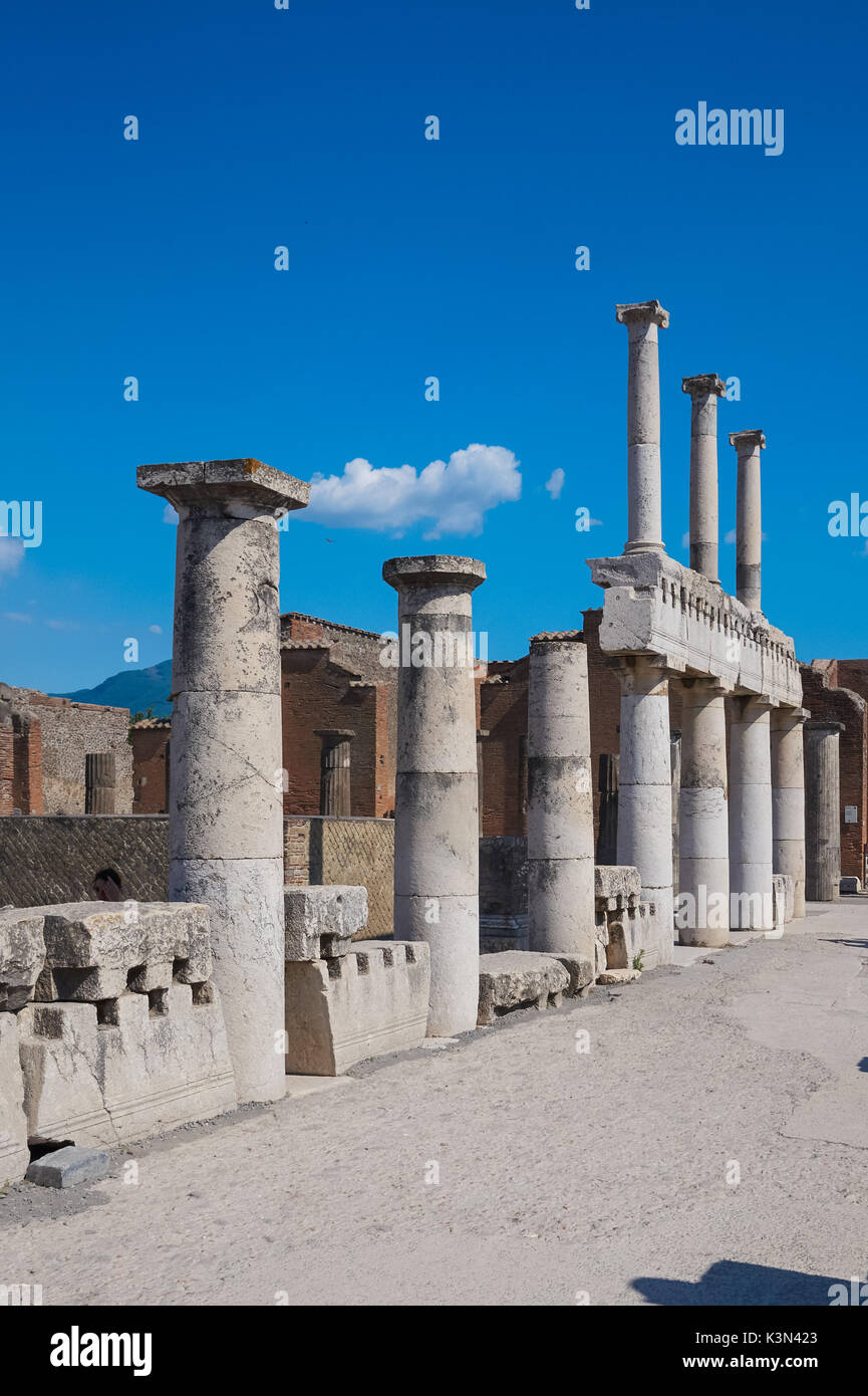 Restos de soportales en las ruinas romanas de la ciudad de Pompeya, Italia Foto de stock