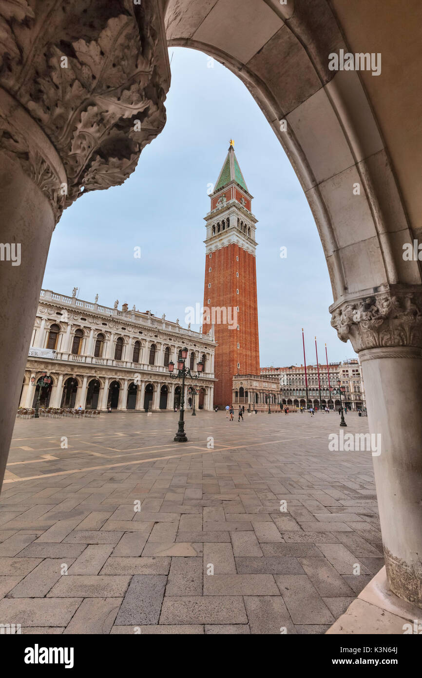 Europa, Italia, Veneto, Venecia. El campanario de la plaza de San Marcos vista desde el palacio de los doges Foto de stock