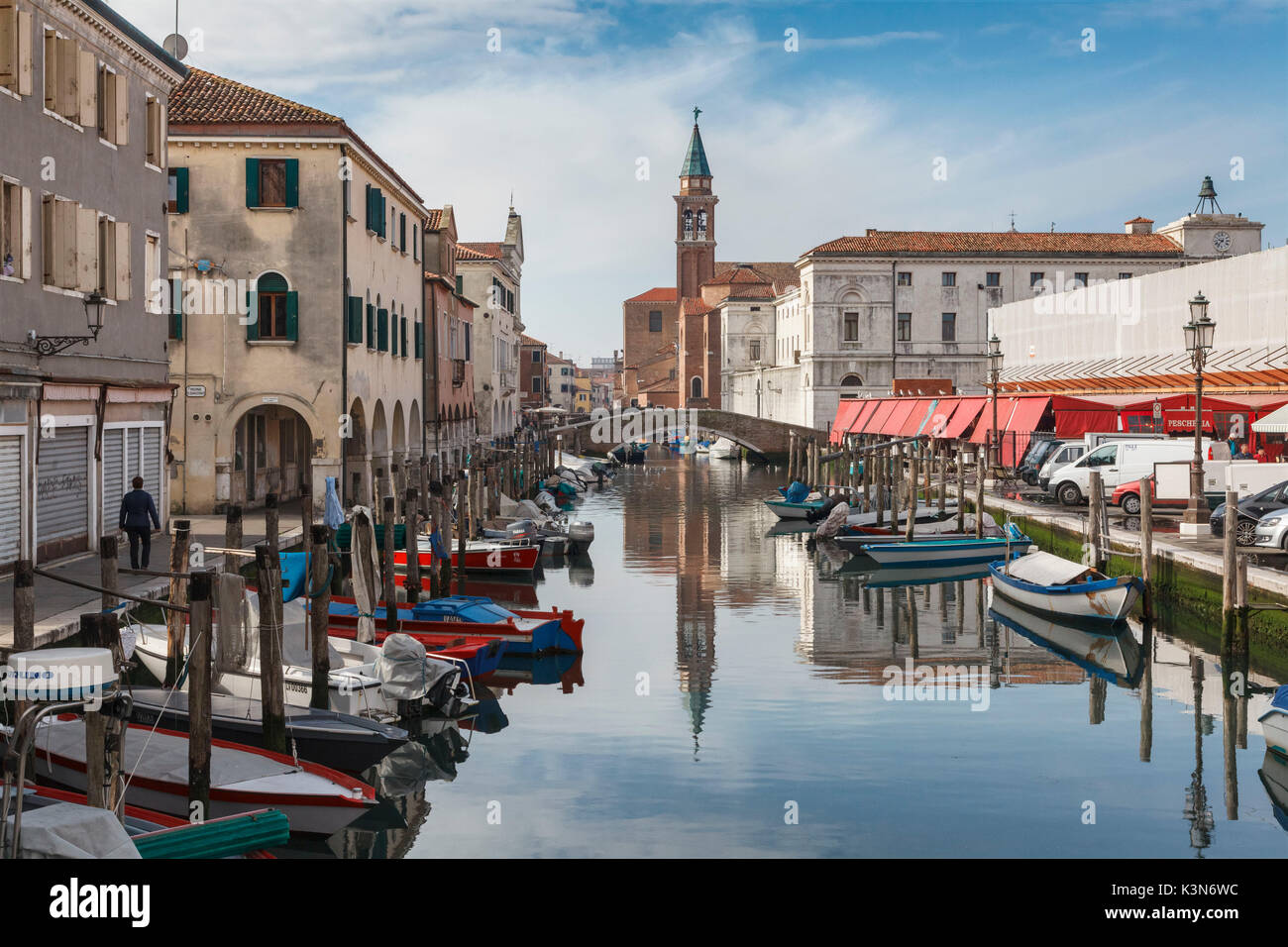 Europa, Italia, Veneto, Chioggia. Vista del Canal de la vena en el centro histórico de la ciudad Foto de stock
