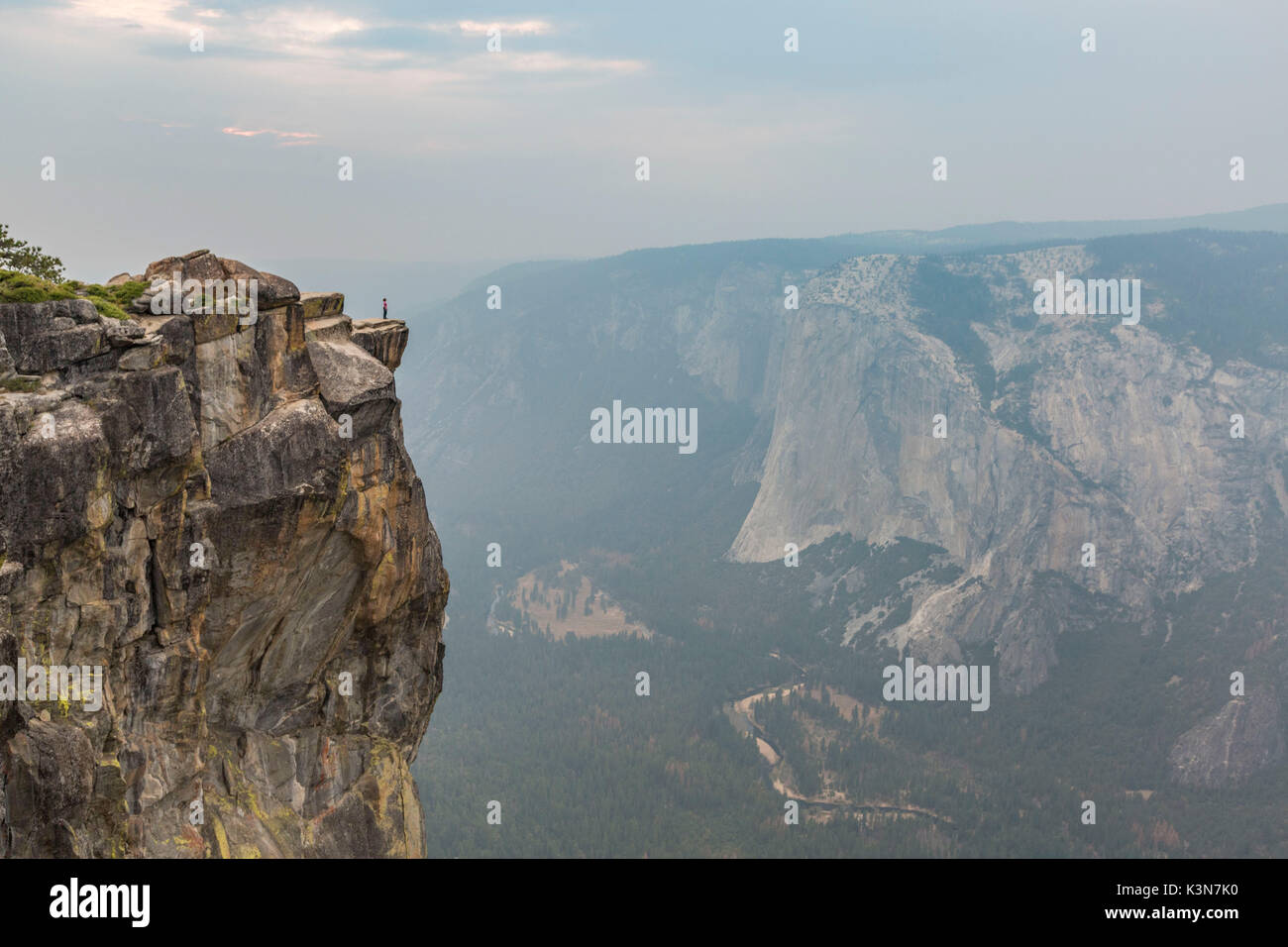 Persona en el canto en el Taft punto vista, valle de Yosemite. El Parque Nacional de Yosemite, Mariposa County, California, Estados Unidos. Foto de stock