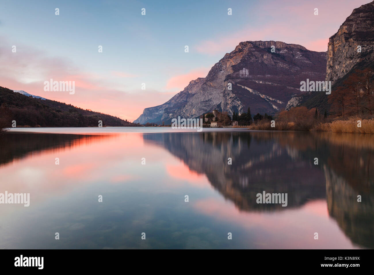 Lago Toblino, Trentino Alto Adige, Italia. El castillo Toblino y lago al amanecer otoñal Foto de stock