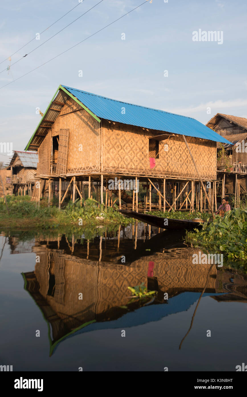 El lago Inle, Nyaungshwe township, distrito de Taunggyi, Myanmar (Birmania). Casas Flotantes en el lago. Foto de stock