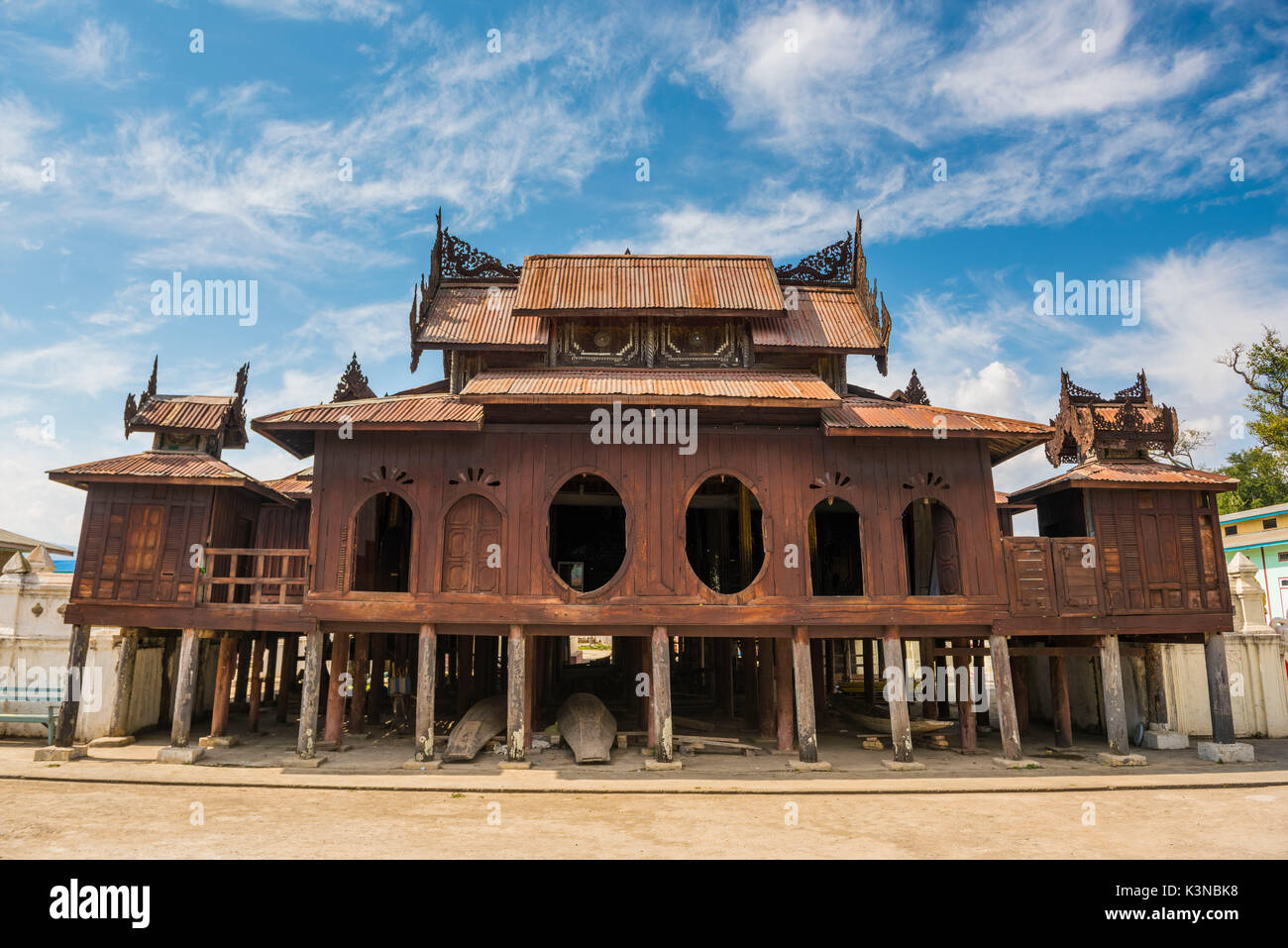Nyaungshwe, Lago Inle, el Estado de Shan, en Myanmar. La fachada del Monasterio Kyaung Shwe Yaunghwe. Foto de stock