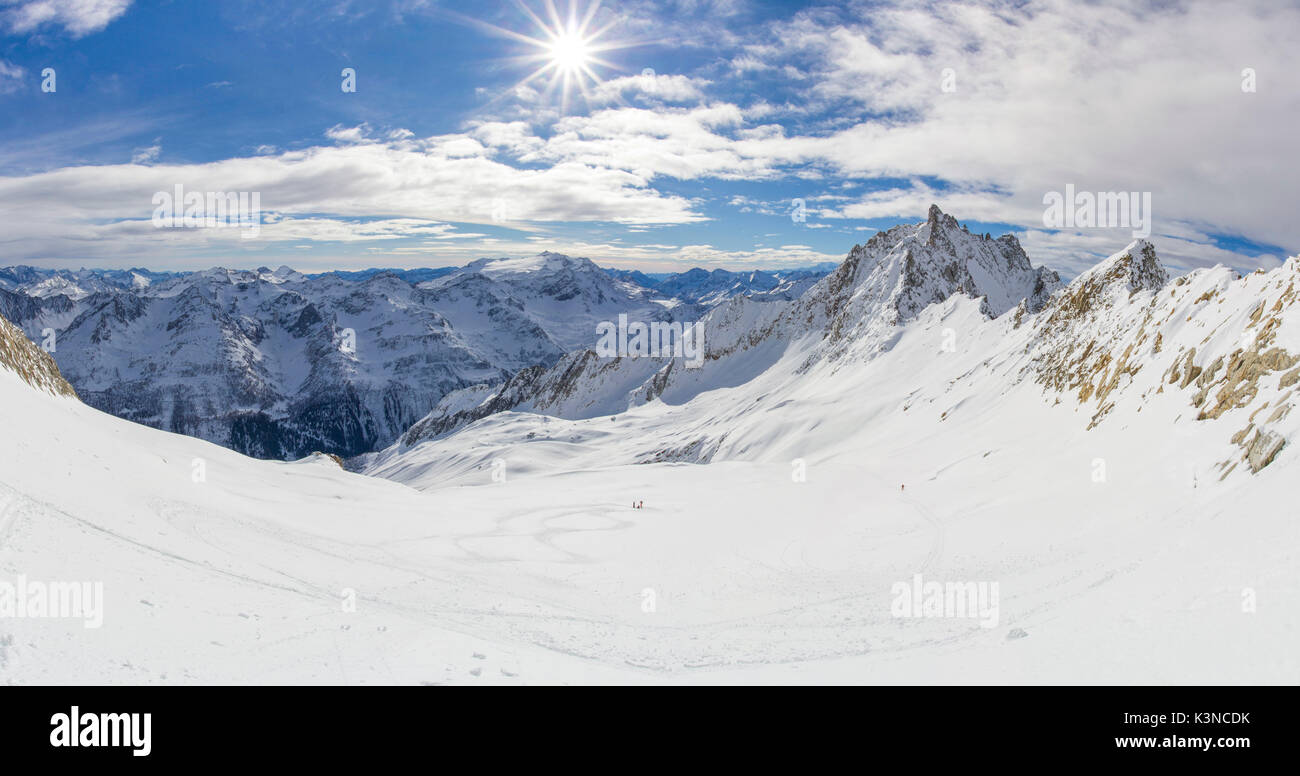 Valle Bedretto y Rotondo pico en un soleado día de invierno - Suiza Foto de stock