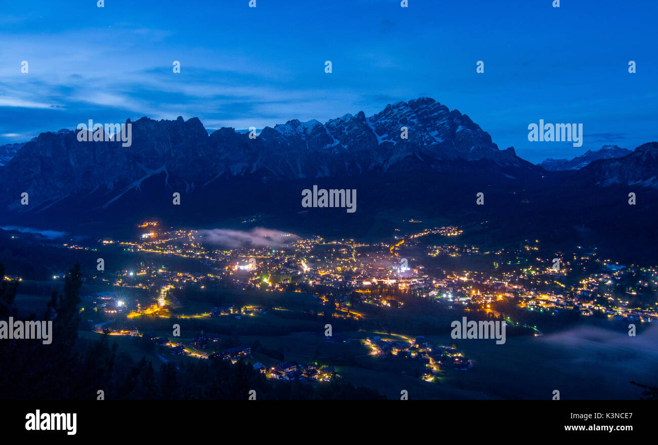 Europa, Italia, Veneto, Belluno. Cortina, la perla de los Dolomitas en una noche de verano Foto de stock