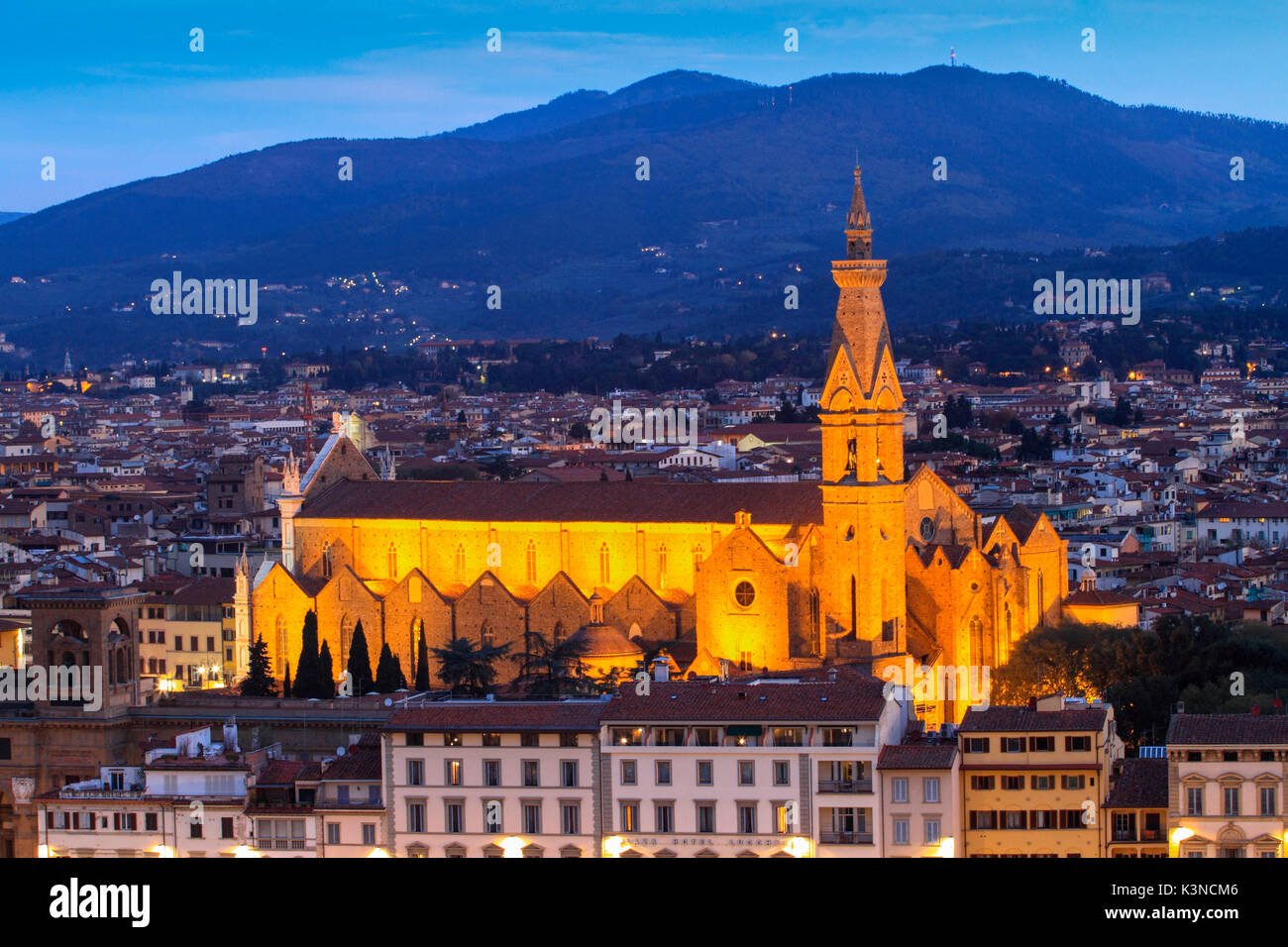 Europa, Italia, Toscana. La basílica de San Lorenzo, por la noche, en el centro histórico de Florencia - ciudad de arte de la Toscana Foto de stock