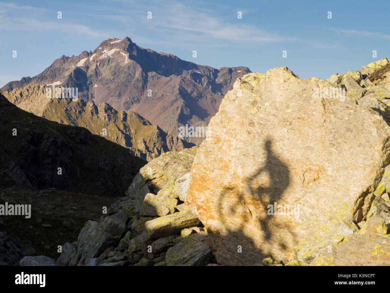 Biker sombras en las rocas de la Valtellina montañas. Valgrosina - Lombardía - Italia - Europa Foto de stock