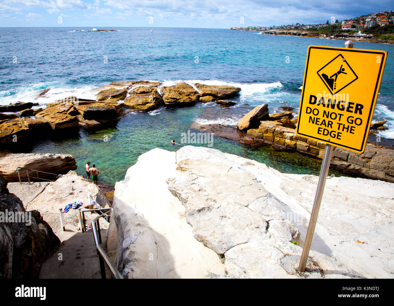 Señal de peligro en el borde del acantilado de Coogee Beach Foto de stock
