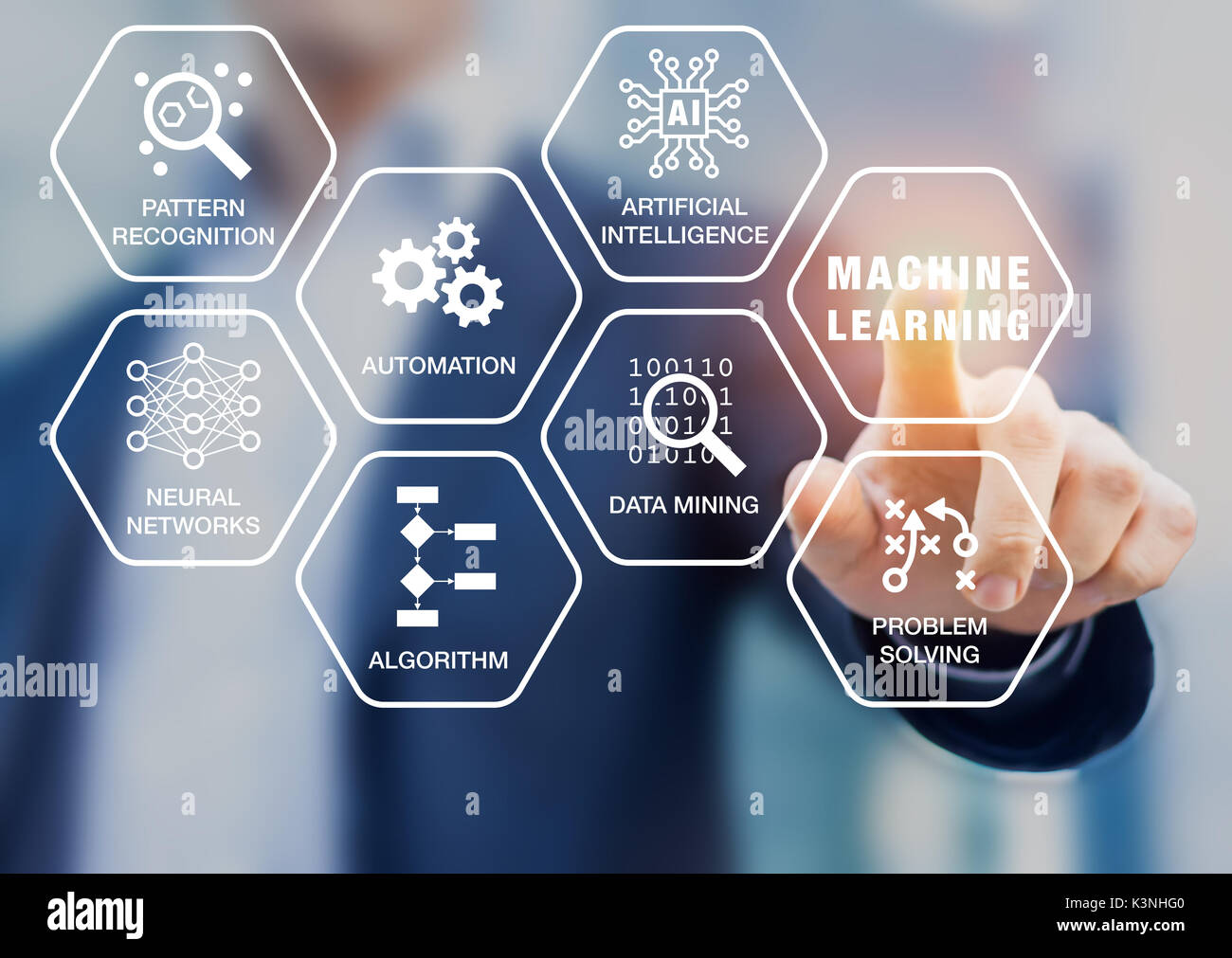 Presentación sobre la tecnología de aprendizaje automático con el científico tocar la pantalla con inteligencia artificial (AI), redes neurales, automatización y datos. Foto de stock