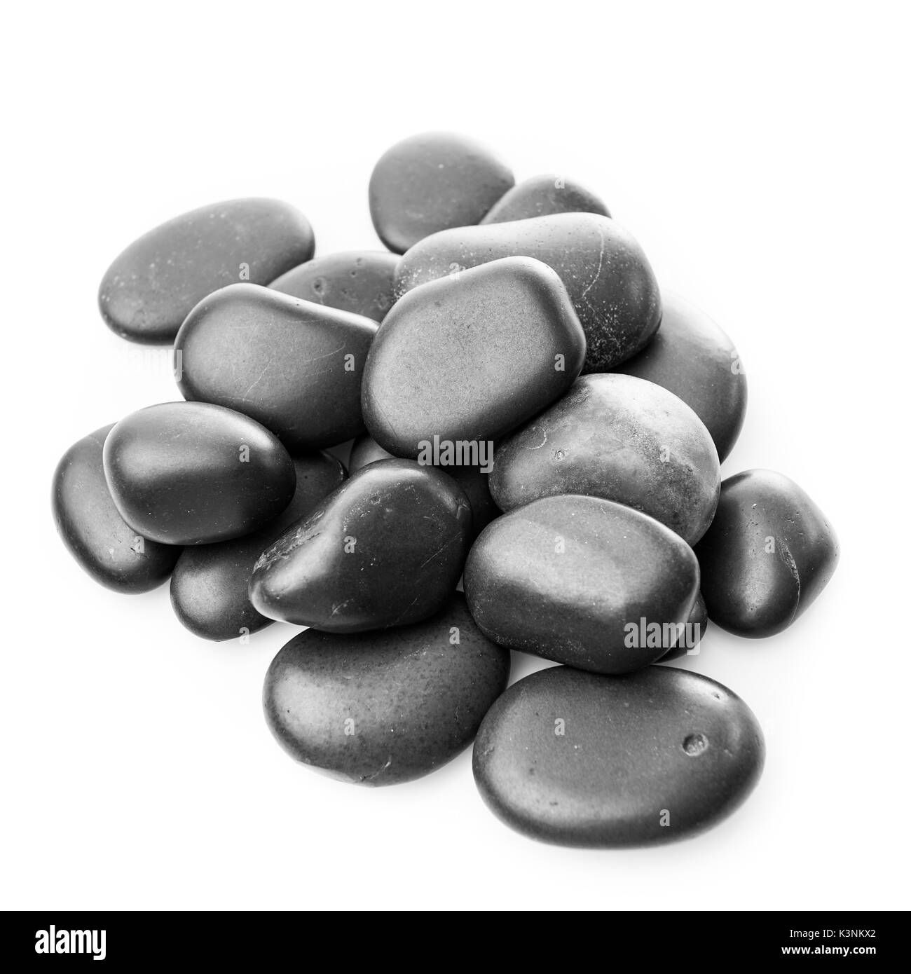 Masaje de piedras blancas. Las piedras negras aisladas Foto de stock